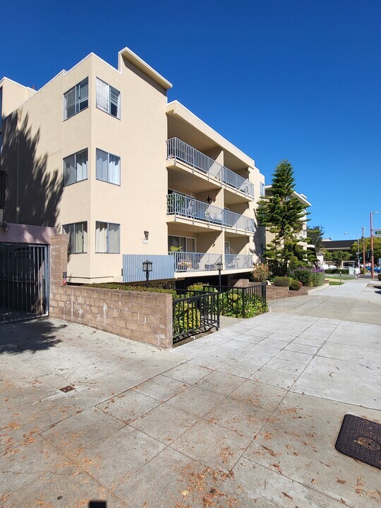 San Carlos Apartments LLC in San Carlos, CA - Building Photo