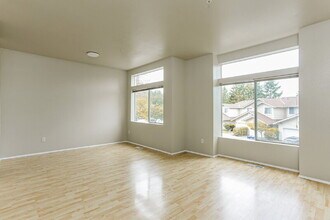 2101 NW Pacific Elm Dr in Issaquah, WA - Building Photo - Building Photo