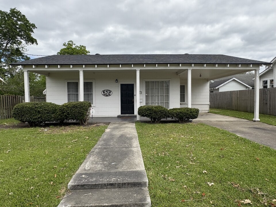 1011 6th St in Lake Charles, LA - Building Photo