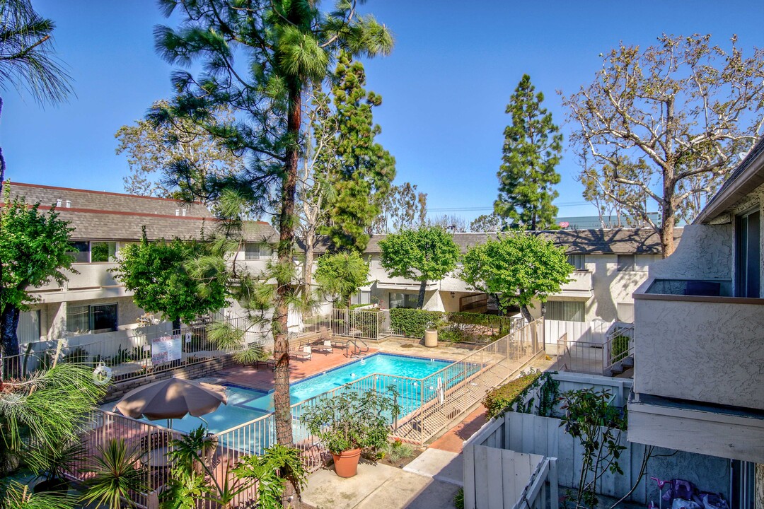 Brentwood Apartments in La Palma, CA - Foto de edificio