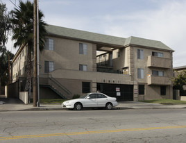 6841 Whitsett Ave in North Hollywood, CA - Building Photo