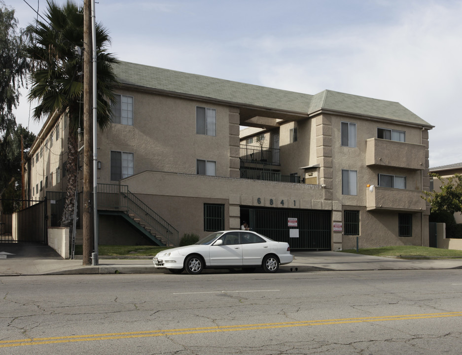 6841 Whitsett Ave in North Hollywood, CA - Foto de edificio