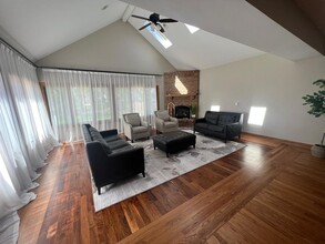 2220 Eastview Dr in Des Plaines, IL - Foto de edificio - Building Photo