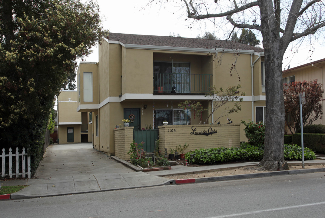 1105 Capuchino Ave in Burlingame, CA - Foto de edificio