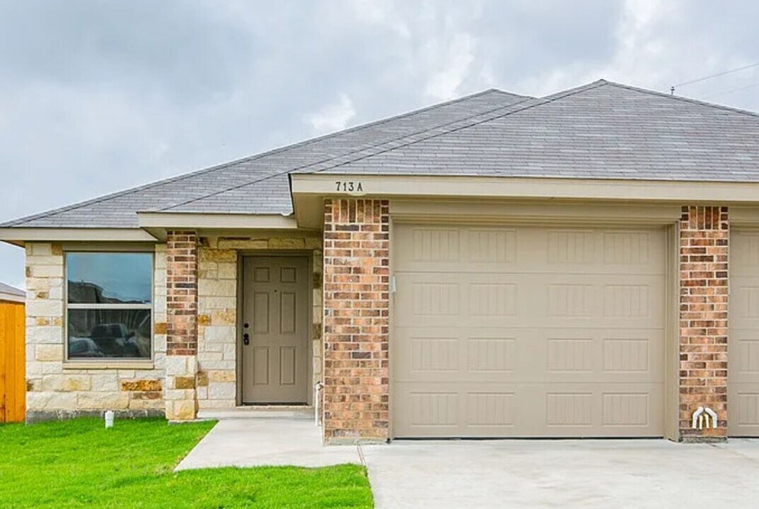 713 A Eastland Dr in Temple, TX - Foto de edificio