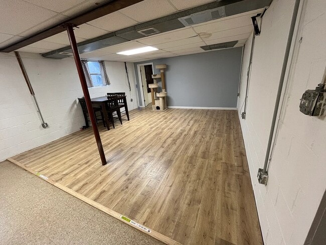 17101 Clear Creek Dr in Silver Spring, MD - Foto de edificio - Building Photo