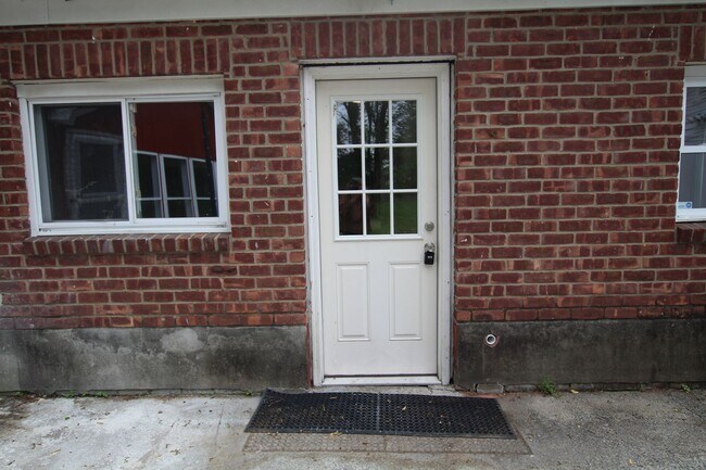 14311-1Rt9w Rte 9W in Ravena, NY - Building Photo - Building Photo