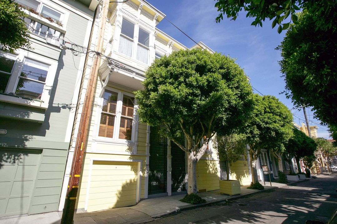 236-246 Laussat St in San Francisco, CA - Building Photo