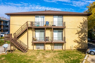 COLONIAL ARMS in Des Moines, IA - Building Photo - Building Photo