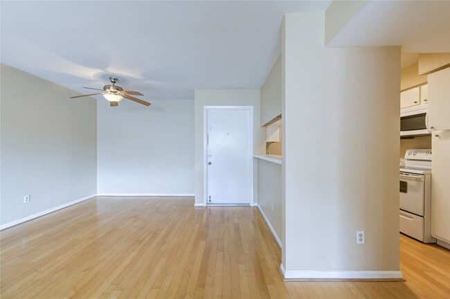 3055 Walnut Bend Ln, Unit 21 in Houston, TX - Building Photo - Building Photo