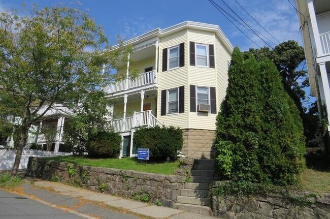 15 Hazel St, Unit 1 in Salem, MA - Foto de edificio - Building Photo