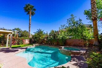 9521 Veterans Ct in Las Vegas, NV - Building Photo - Building Photo