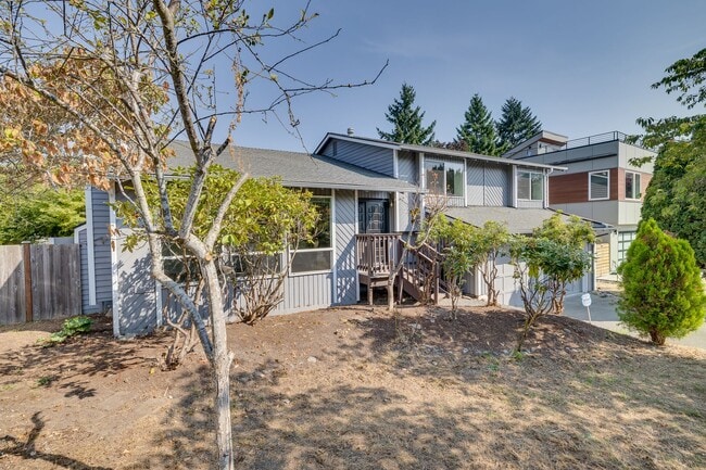 17002 NE 38th Pl in Bellevue, WA - Building Photo - Building Photo