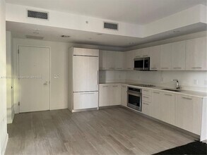 55 SW 9th St, Unit 2507 in Miami, FL - Building Photo - Building Photo