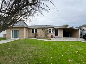 6513 102nd Ave NE in Kirkland, WA - Building Photo