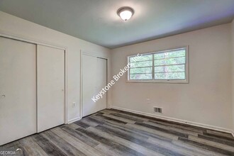 305 Moreland Way in Hapeville, GA - Foto de edificio - Building Photo