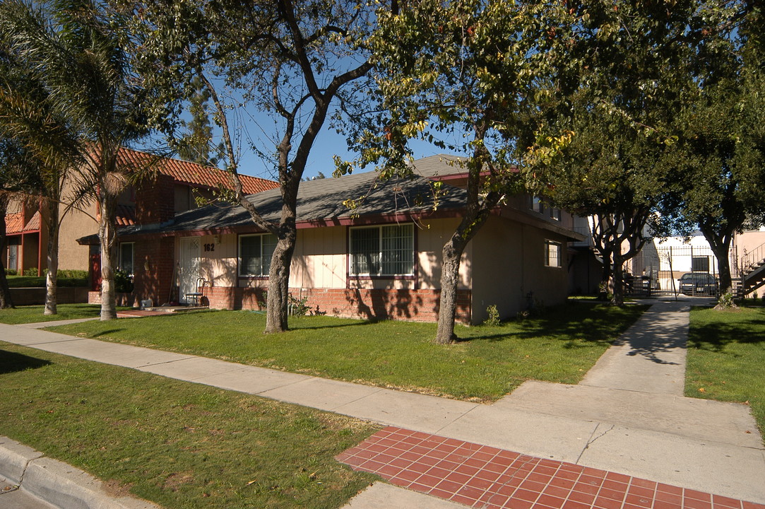 162 E Jackson St in Rialto, CA - Foto de edificio