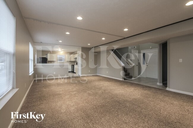 5910 Prairie Creek Dr in Indianapolis, IN - Foto de edificio - Building Photo