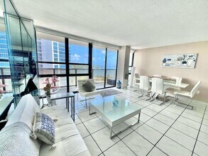 600 NE 36th St, Unit 1502 in Miami, FL - Building Photo - Building Photo
