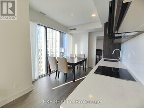 8 Cumberland St in Toronto, ON - Building Photo - Building Photo