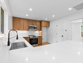 11271 SW Capitol Hwy in Portland, OR - Building Photo - Building Photo