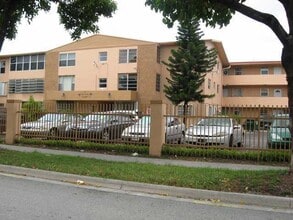 120 Royal Palm Rd, Unit 209 in Hialeah Gardens, FL - Foto de edificio - Building Photo