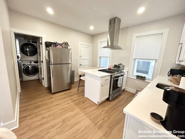 74 Marine Rd, Unit 2 in Boston, MA - Building Photo - Building Photo