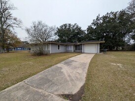 302 Bridal Wreath Ave in Orange, TX - Building Photo