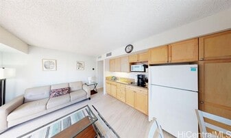 2440 Kuhio Ave. in Honolulu, HI - Building Photo