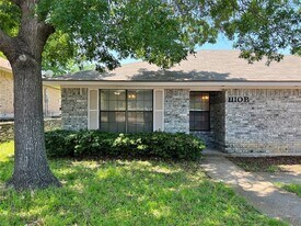 1110 S Rusk St in Weatherford, TX - Building Photo