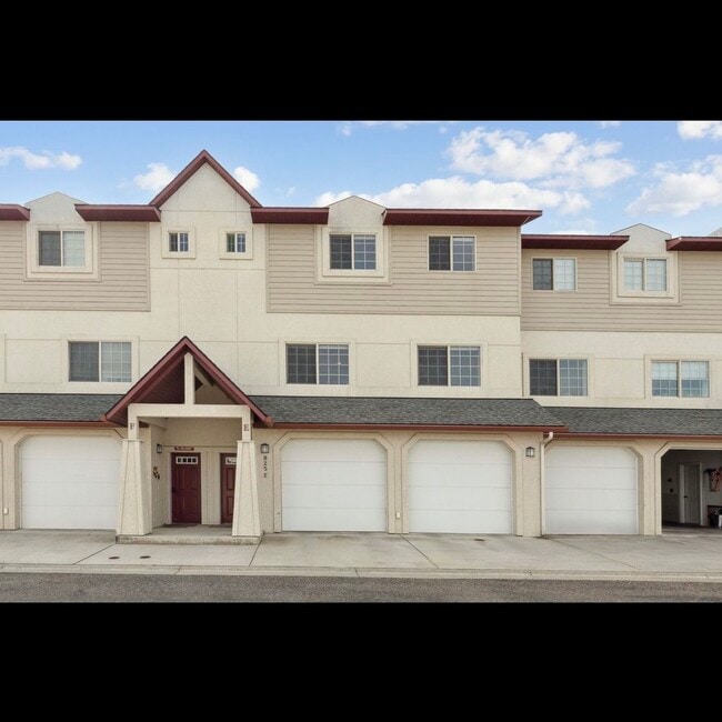 825 Crestmont Way, Unit E in Missoula, MT - Building Photo - Building Photo