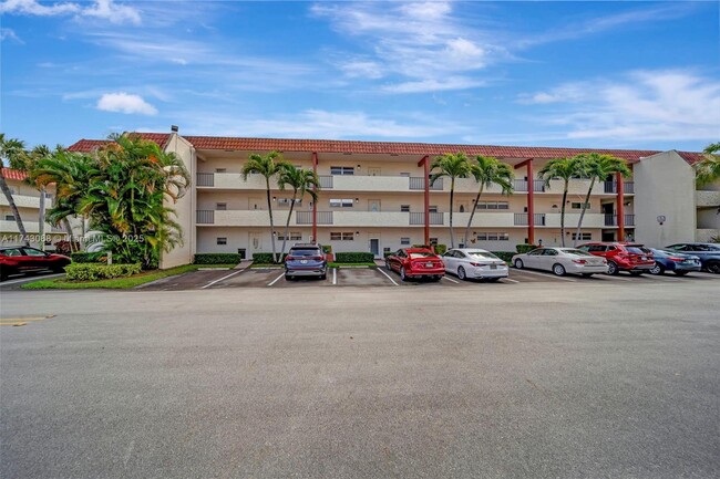 9400 N Hollybrook Lake Dr in Pembroke Pines, FL - Building Photo - Building Photo