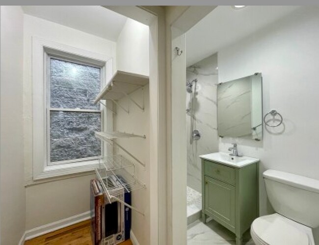 2221 N Hoyne Ave, Unit 2 in Chicago, IL - Foto de edificio - Building Photo