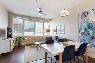 925 Common St in New Orleans, LA - Building Photo - Building Photo