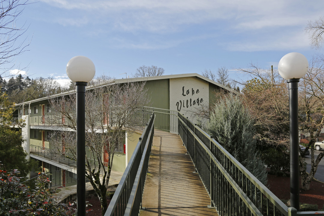 Lake Village in Portland, OR - Foto de edificio