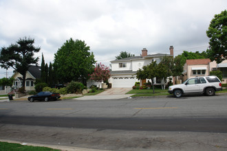 731 E Verdugo Ave in Burbank, CA - Foto de edificio - Building Photo