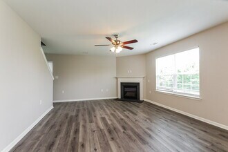 4933 Broad Leaf Ct in Dallas, NC - Foto de edificio - Building Photo