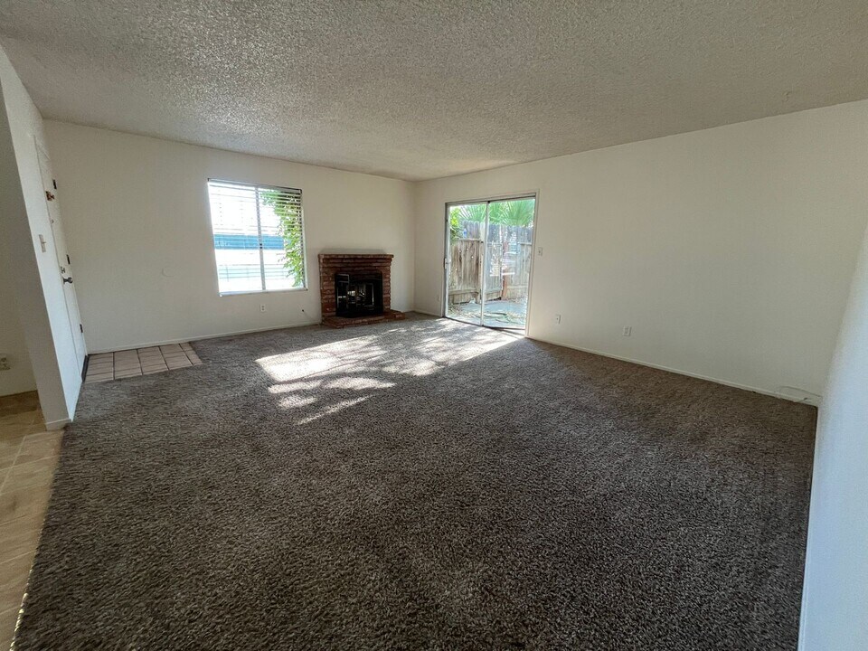 4001 Manor St in Bakersfield, CA - Building Photo