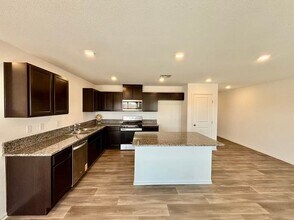 6068 Swift Lariat St in Las Vegas, NV - Foto de edificio - Building Photo