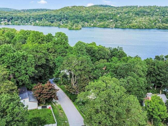 property at 31 Warren Dr