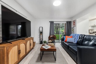 2360 SW Archer Rd in Gainesville, FL - Foto de edificio - Building Photo