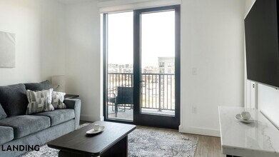 1007 S Mint St, Unit 820 in Charlotte, NC - Foto de edificio - Building Photo