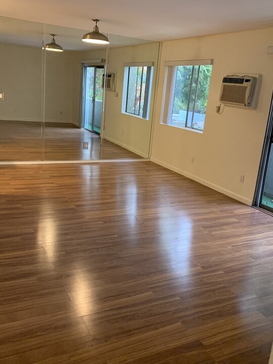 1351 N Orange Dr in Los Angeles, CA - Building Photo