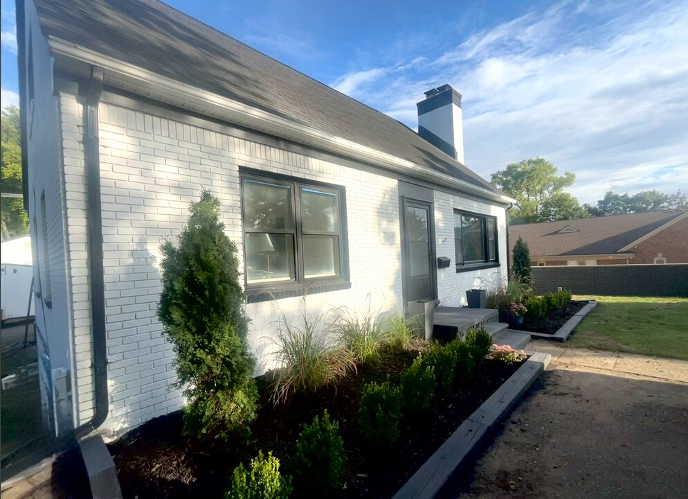 1228 N Main St in Rochester, MI - Building Photo