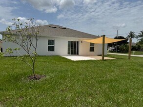 591 SW Halifax Ave in Port St. Lucie, FL - Foto de edificio - Building Photo