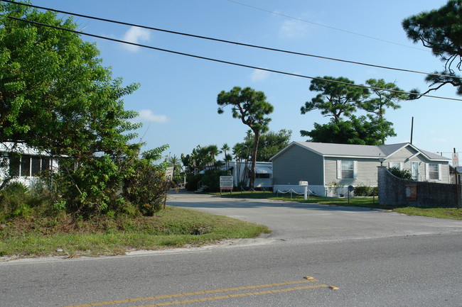 Fort Pierce Estates in Fort Pierce, FL - Building Photo - Building Photo