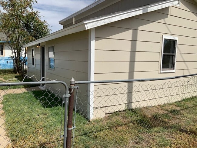 property at 611 S Alabama St