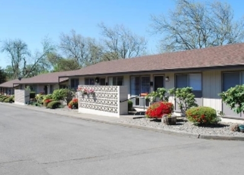 610 NE Winchester St in Roseburg, OR - Building Photo