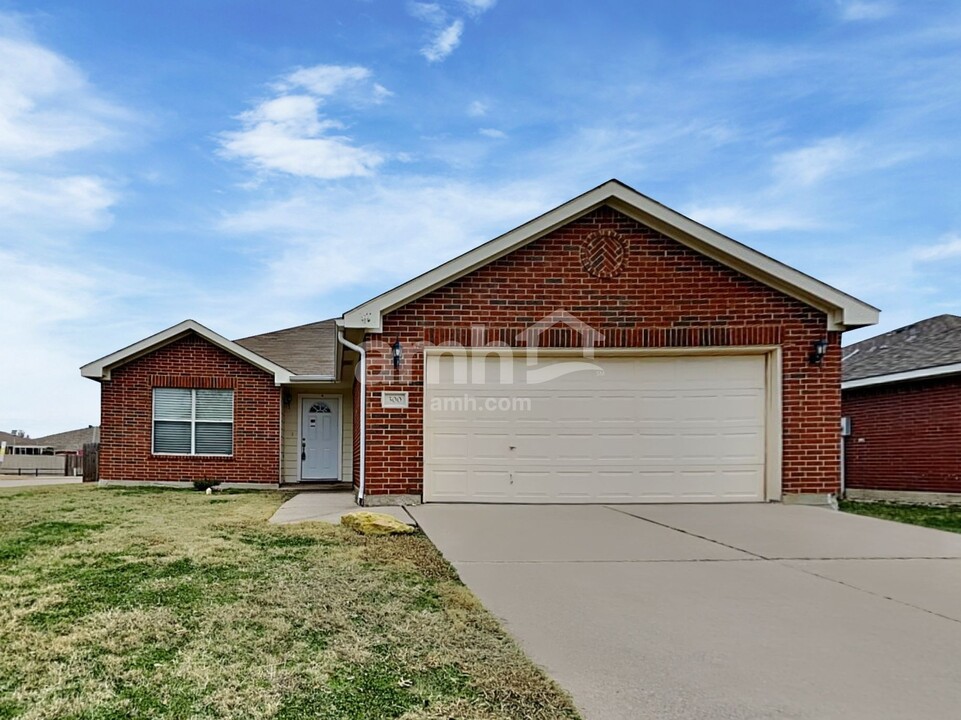 300 Spurlock Dr in Krum, TX - Building Photo