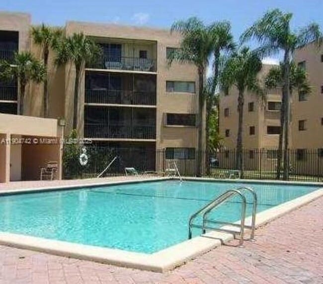 8760 SW 133rd Avenue Rd in Miami, FL - Foto de edificio - Building Photo